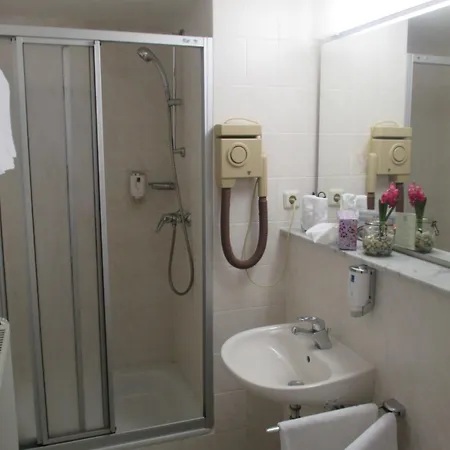 Отель Adler Golf-& Tagungshotel Harth-Poellnitz